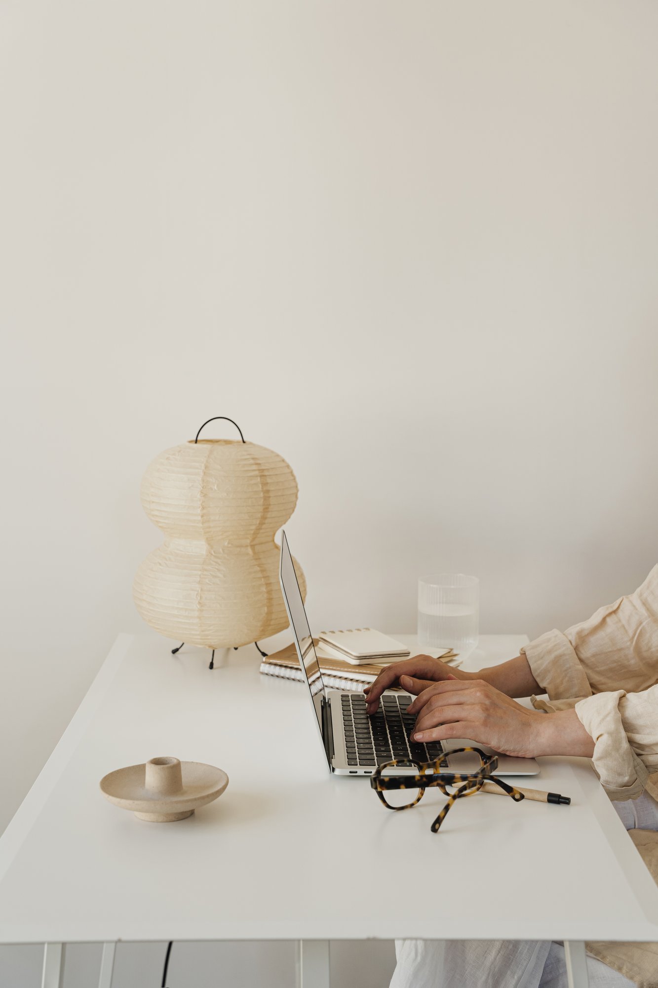 Interno dell'atelier con stoffe e luci calde